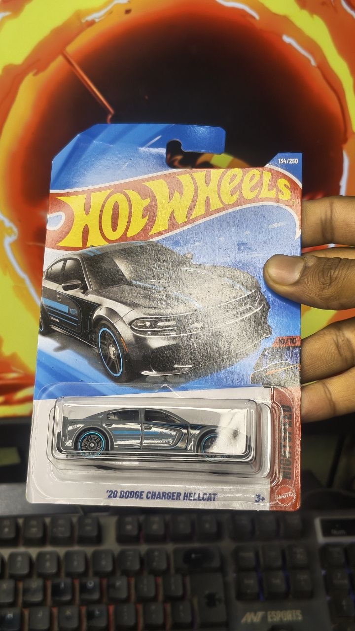 β20 Dodge Charger Hellcat Hot Wheels